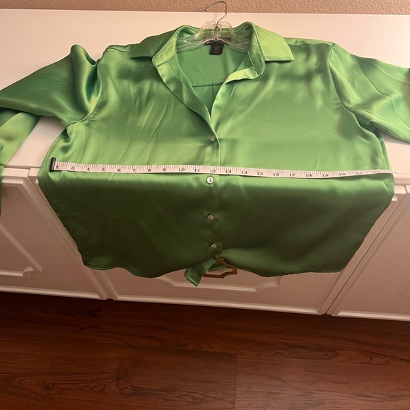 House of Harlow 1960 Apple green satin button down blouse. - Picture 8 of 8